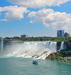 niagara-falls-with-a-tour-boat-below-the-cascade
